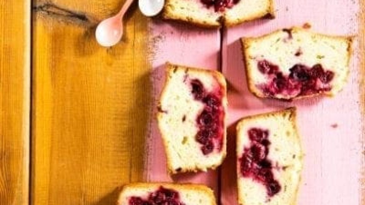 עוגה בחושה במילוי של דובדבנים