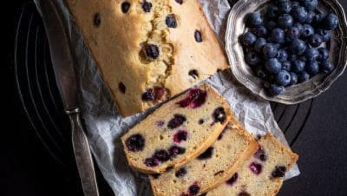 עוגה בחושה טבעונית עם אוכמניות