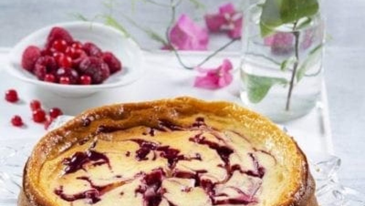 עוגת גבינה בעיטור פירות יער