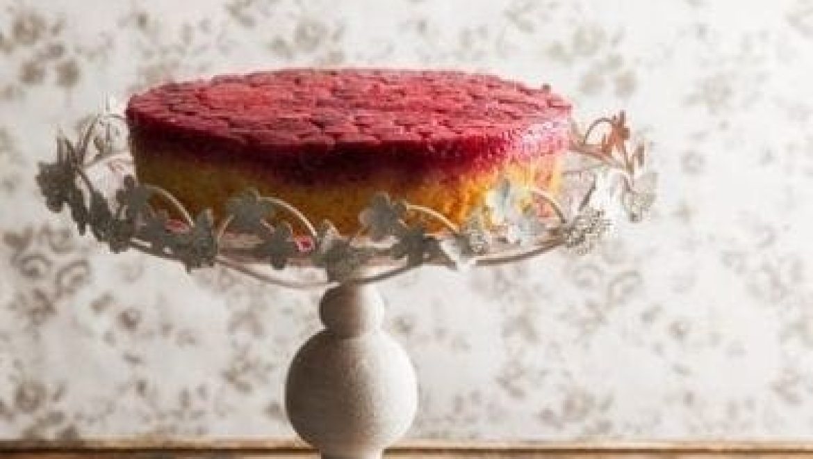 עוגת פטל הפוכה חגיגית במיוחד