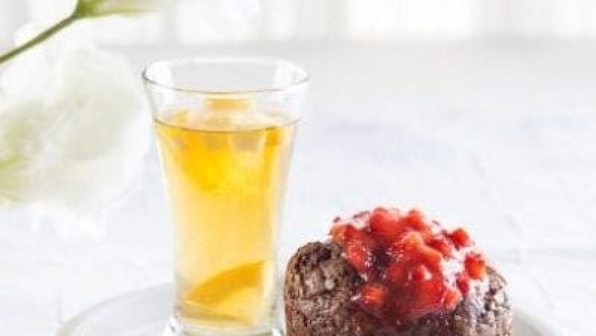 עוגת שוקולד חמה מוגשת עם קולי תותים