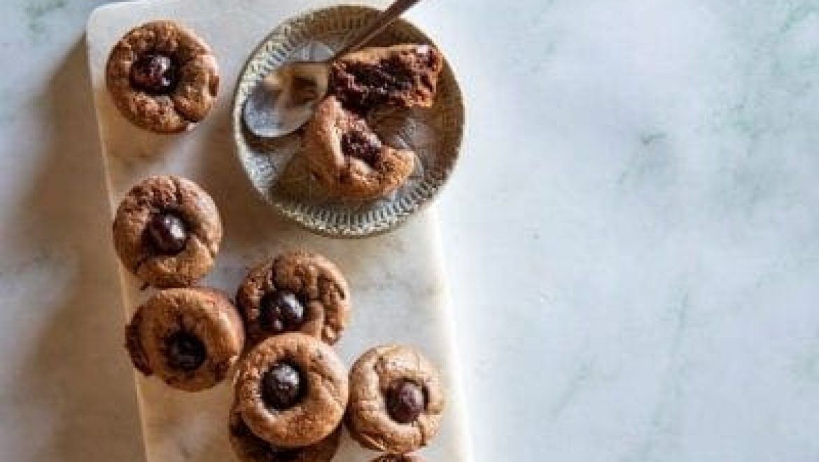 עוגת שוקולד חמה מיני עם דובדבני אמרנה