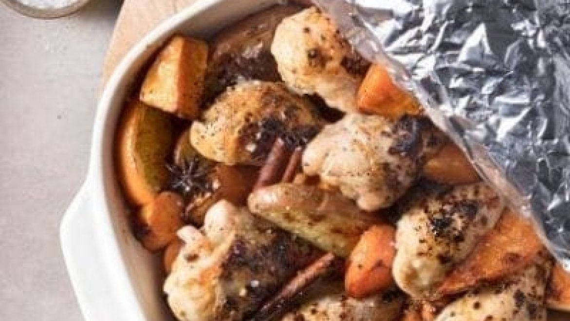 עוף אפוי עם ירקות כתומים ותפוזים בתבנית אחת