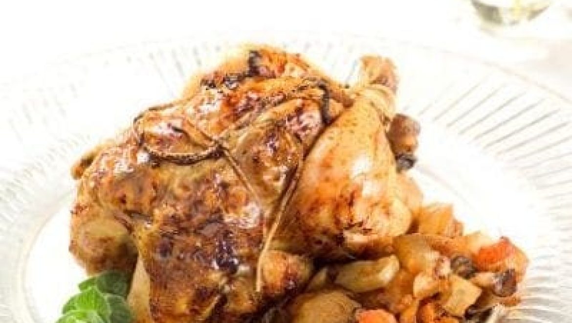 עוף שלם עם ירקות צבעוניים בניחוח לימון מתוק