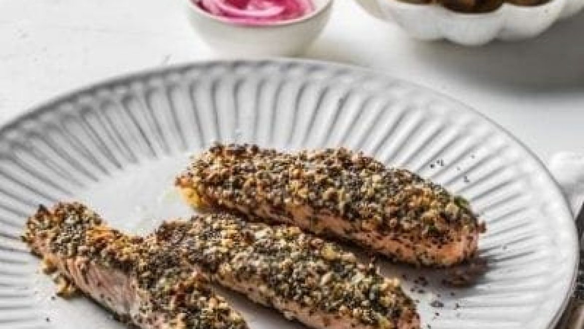 פילה סלמון בציפוי זרעי צ'יה מוגש עם בצל מוחמץ ומיני תפוחי אדמה "קרנץ" מעוכים