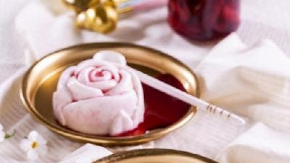 פנה קוטה קוקוס וטפיוקה מוגש עם קומפוט דובדבנים