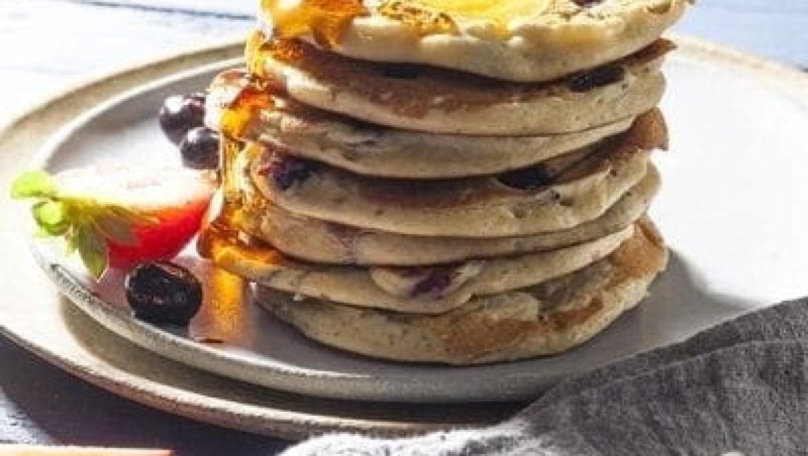 פנקייק אוורירי עם פירות אדומים ובננות