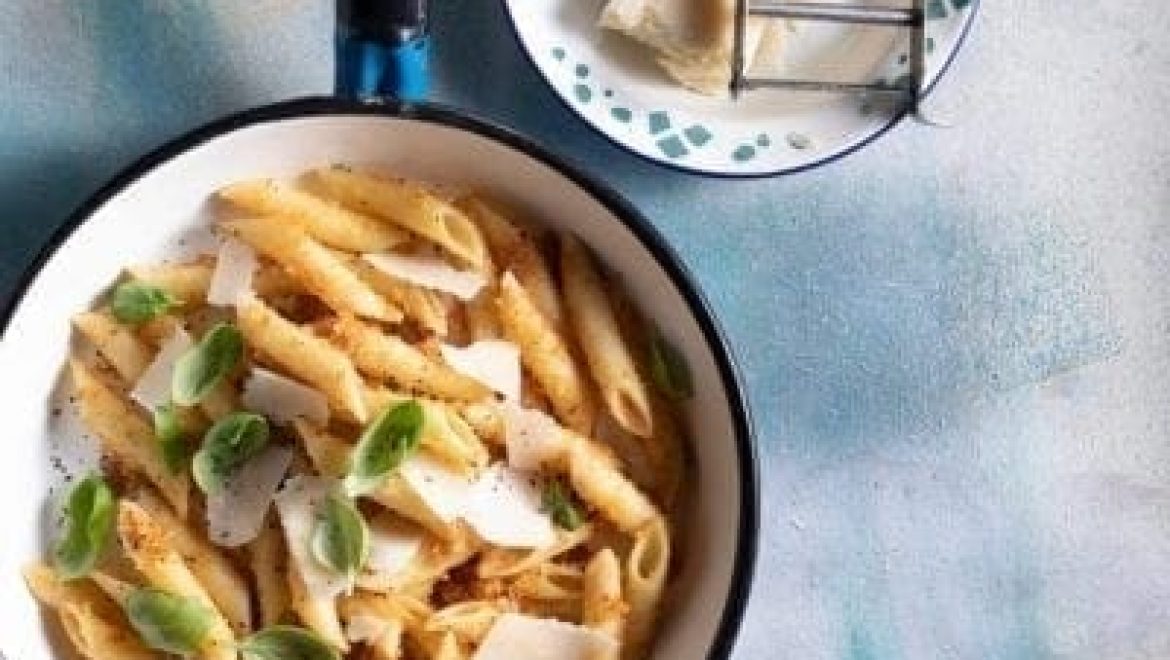 פסטה אלי אוליו עם פרורי לחם