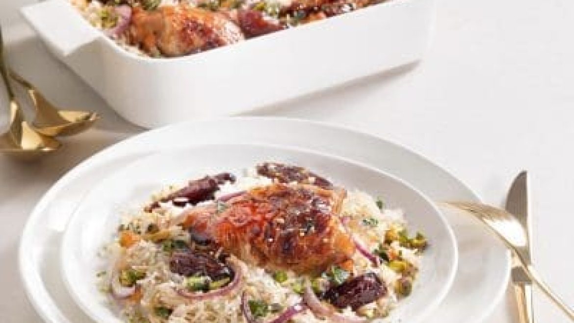 עוף עם אורז ותמרים בתבנית אחת