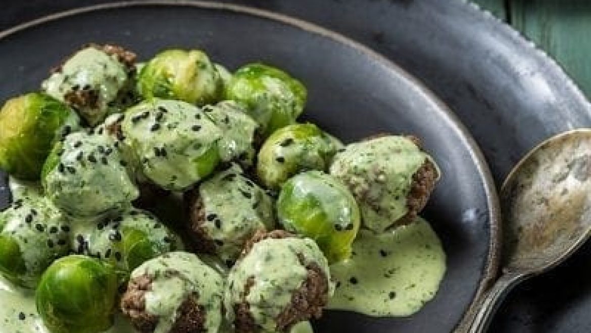 קארי ירוק עם כדורי בשר וכרוב ניצנים