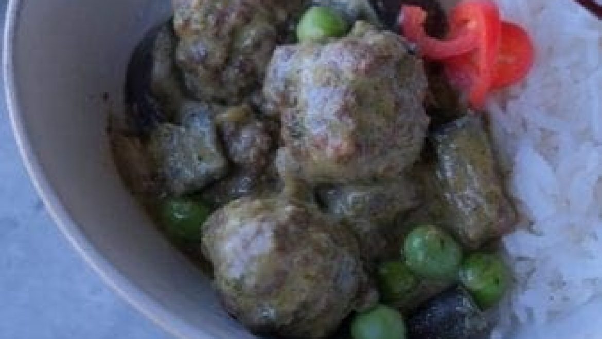 קארי ירוק עם כדורי בשר וחצילים