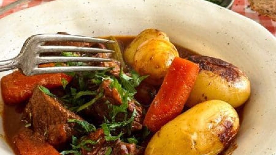 קדירת בקר ביין לבן ופטריות שיטקי