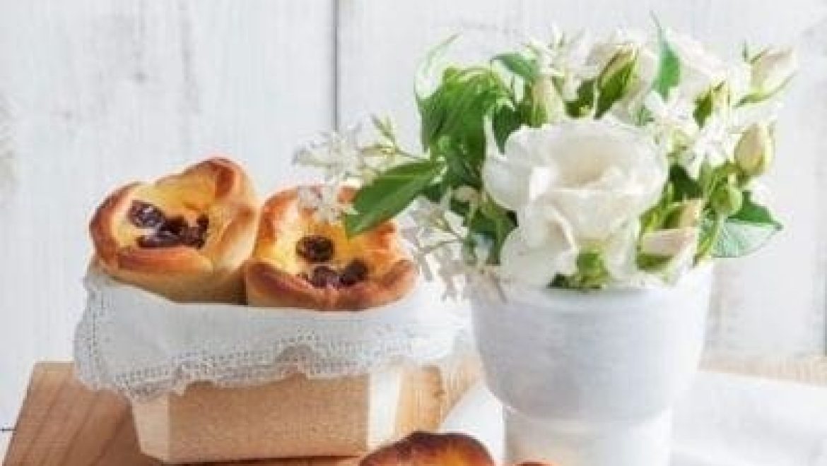 מיני עוגות שמרים במילוי גבינה וחמוציות